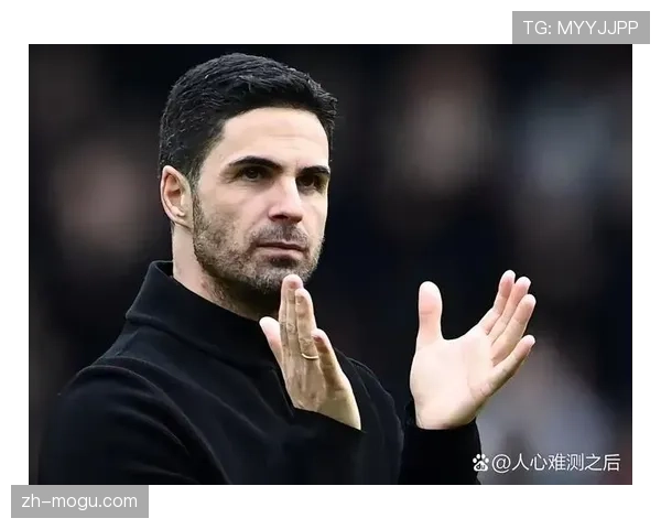 特写：为应对多线作战，阿森纳主帅阿尔特塔在训练基地的战术板前度过周末